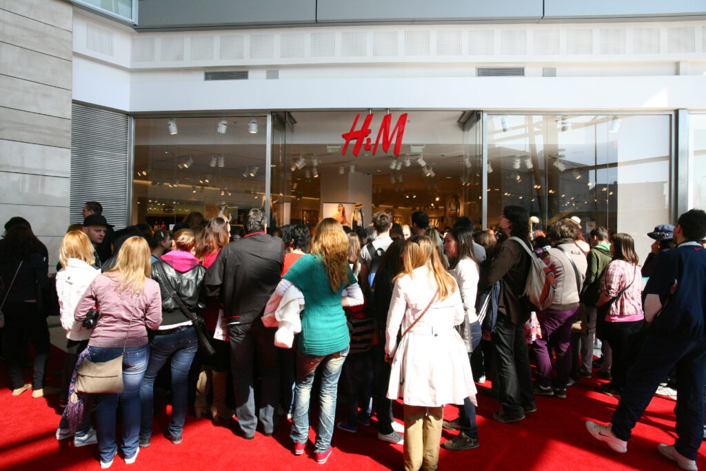 Unde se croiesc hainele H&M în România. Lista celor 22 de fabrici care lucrează pentru suedezi
