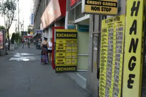 Moneda naţională s-a depreciat şi este aproape de maximul anului