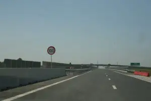 CEAUȘESCU proiectase autostrăzi cu limita de 140 km/h în 1966. Acum, pe cea mai nouă autostradă se circulă cu 100 km/h
