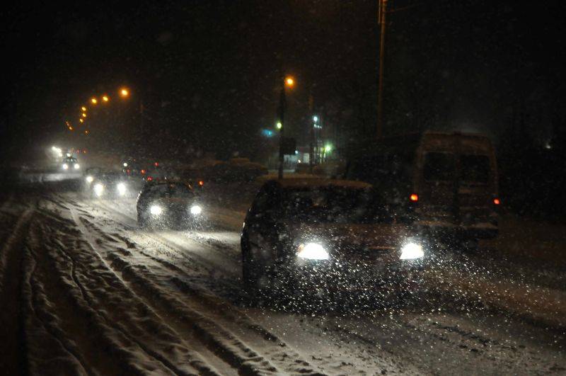 Alertă meteo! România, sub zăpezi. Intervenții în forță și șoferi în pericol:  Drumarii au aruncat mii de tone de material aniderapant.