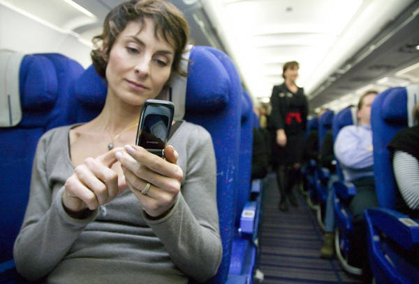 SE SCHIMBĂ REGULILE: Americanii ar putea permite pasagerilor să folosească telefoanele mobile în avion