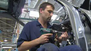 Producţia industrială a crescut cu 9,4%, în primele două luni din 2014