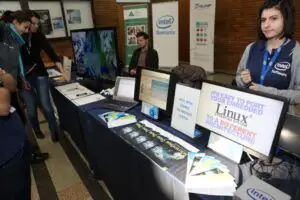 Intel oferă opt burse de 10.000 de dolari pentru studenţii de la Politehnică