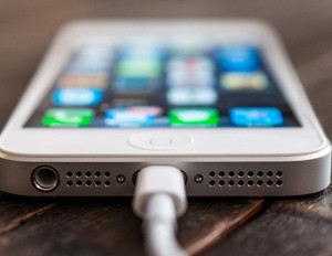 Investigație Apple: S-a electrocutat când îşi încărca iPhone-ul