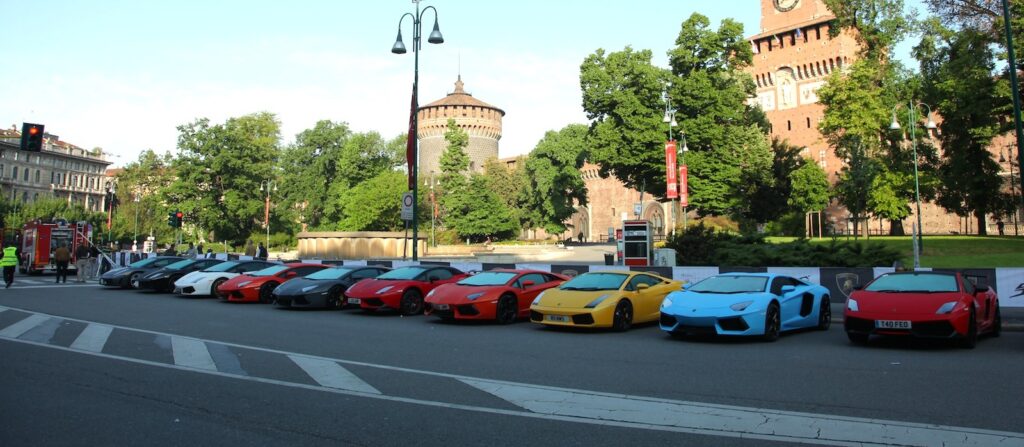 Lamborghini celebrează 50 de ani cu stil: 350 de supermașini încolonate spre Sant’Agata Bolognese