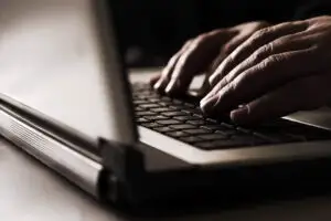 Cine răspunde pentru conţinutul postat pe site?