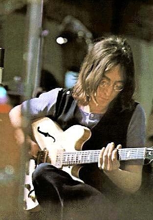 Chitara lui John Lennon şi a lui George Harrison, vândută pentru 408.000 dolari
