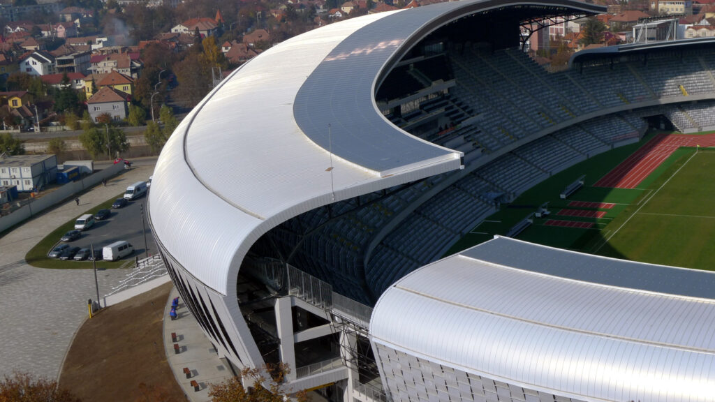 Cluj Arena îşi schimbă culoarea în funcţie de lumină. Vezi cum arată