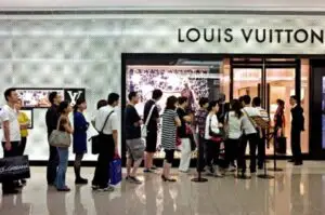 Chinezii cumpără tot mai multe bunuri de lux