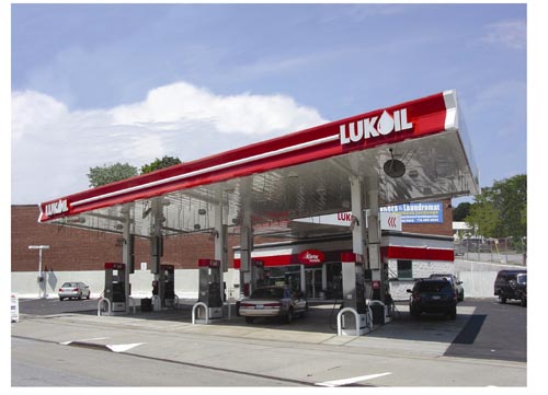 Lukoil a scumpit carburanţii cu 6 bani/litru