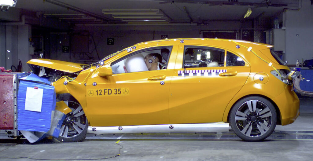 Imaginea Mercedes-Benz, dezumflată de airbaguri: 6.000 unități Clasa A chemate la service