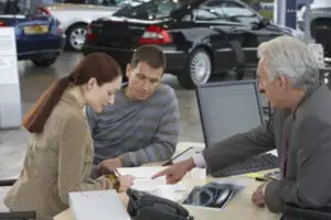 Criza vânzărilor de autoturisme împinge piața către nivelul din 2000