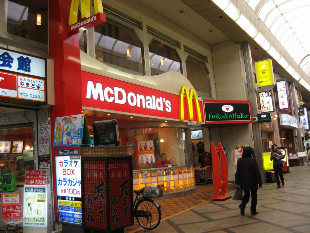 În ţara cu cele mai mici restaurante, McDonald’s pune accent pe mărime