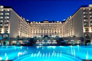 Sancțiune dură pentru un important grup hotelier: Amendă de 6,7 milioane de euro pentru discriminare