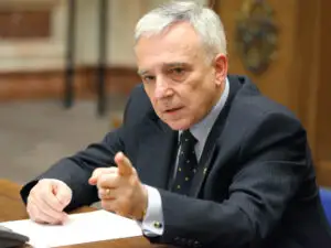 Mugur Isărescu: „Şi cele mai încăpăţânate bănci trebuie să scadă dobânzile”