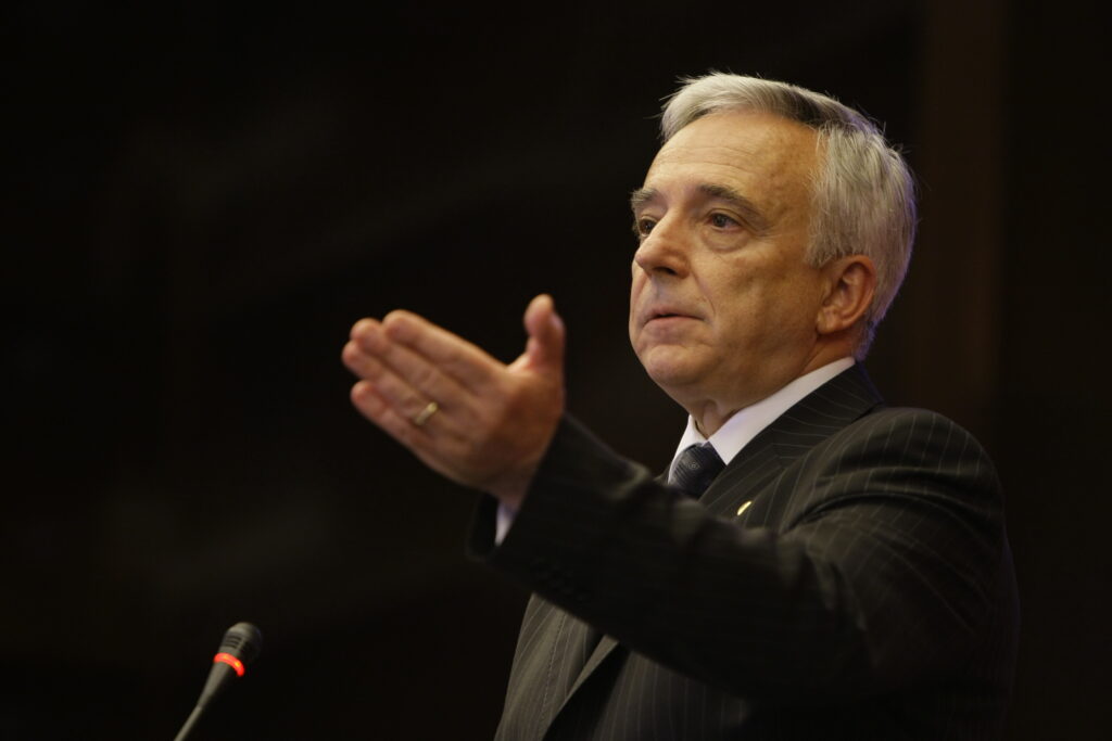 Isărescu: „O să facem probabil o surpriză băncilor în 2014”