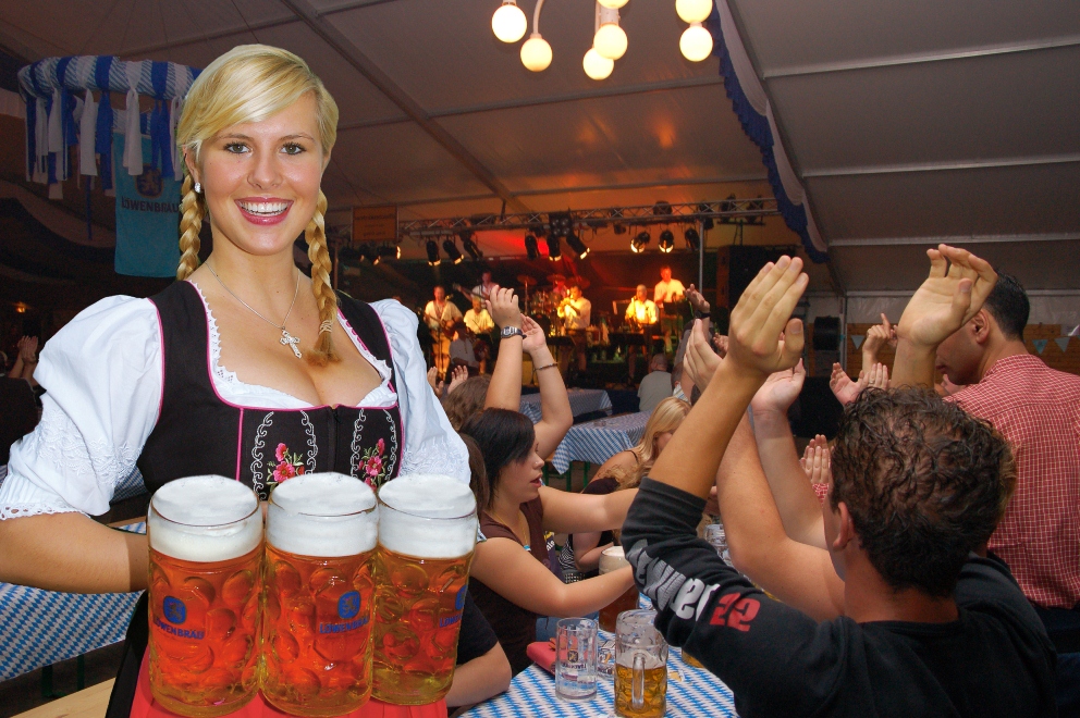 ALERTĂ în Bavaria. Prețul berii de la OKTOBERFEST tinde spre 10 euro pe litru