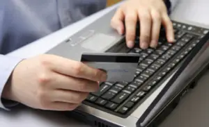 1 din 10 români care inițiază o plată online cu cardul, nu o finalizează. Vezi care sunt motivele!