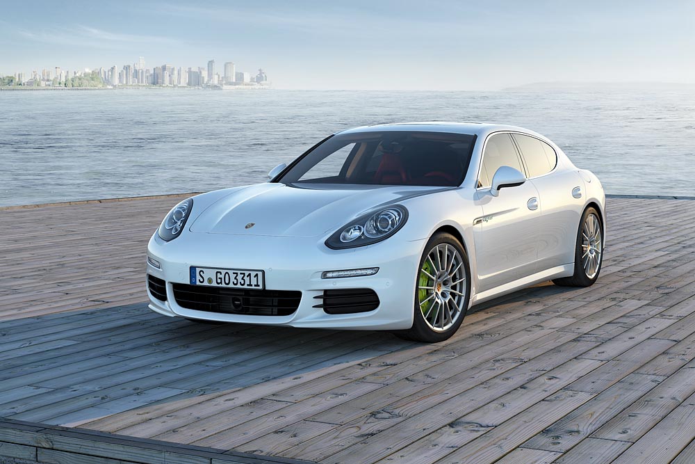 Porsche lansează un model hibrid alimentat electric
