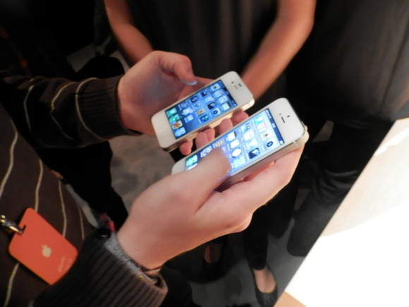 Apple a pus în vânzare iPhone 5. Iată cum au reacţionat fanii!