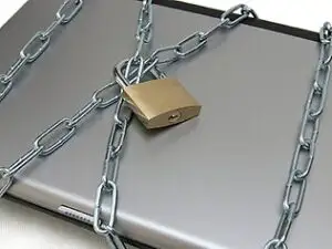 Condamnat la închisoare pentru că i-a citit emailurile soţiei