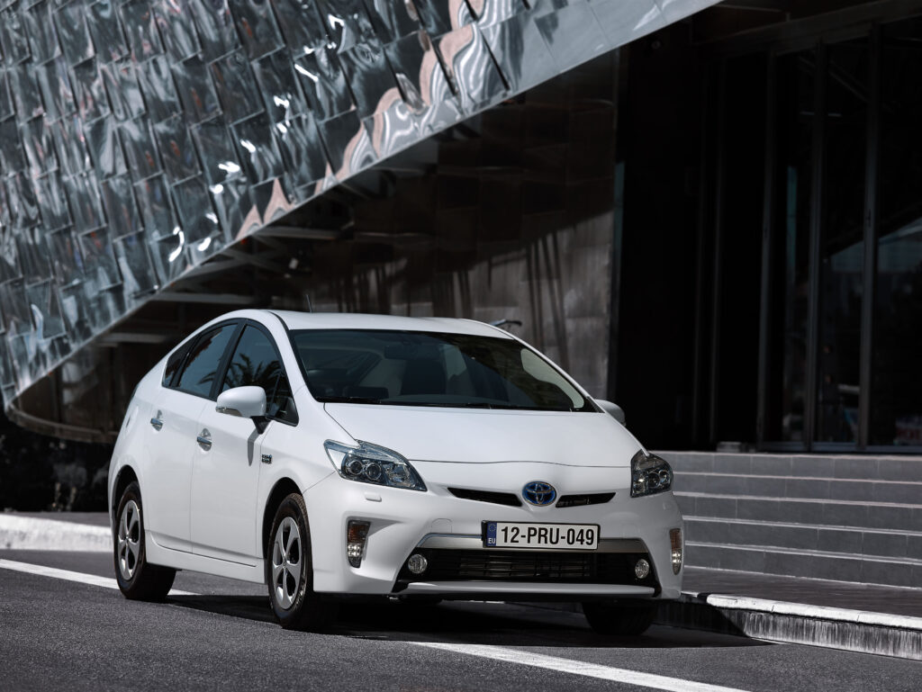 Toyota insistă cu tehnologia hibrid: Prius Plug-in Hybrid a fost lansat în România