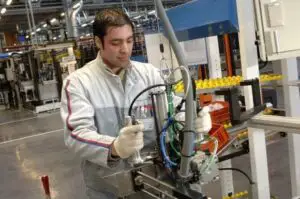 Industria auto franceză, lovită dramatic de recesiune și tăieri de costuri