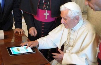 Papa îi invită pe credincioşi pe reţelele de socializare