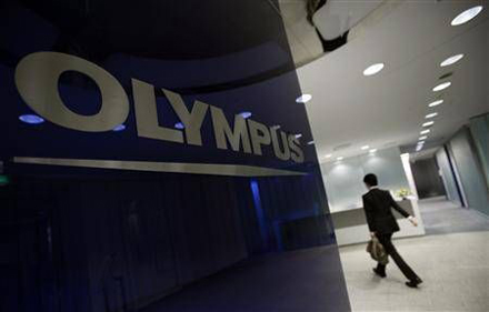 CEO-ul Olympus a fost destituit. Acţiunile Olympus au pierdut peste 17%
