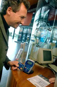 Cu toată robotizarea serviciilor bancare, doar 4% din români folosesc internet bankingul