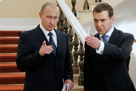 Rocada mult aşteptată: Medvedev îi lasă locul lui Putin pentru prezidenţialele din 2012