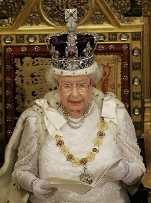 Regina Elisabeta a II-a nevoită să-şi reducă stilul de viaţă din cauza austerităţii