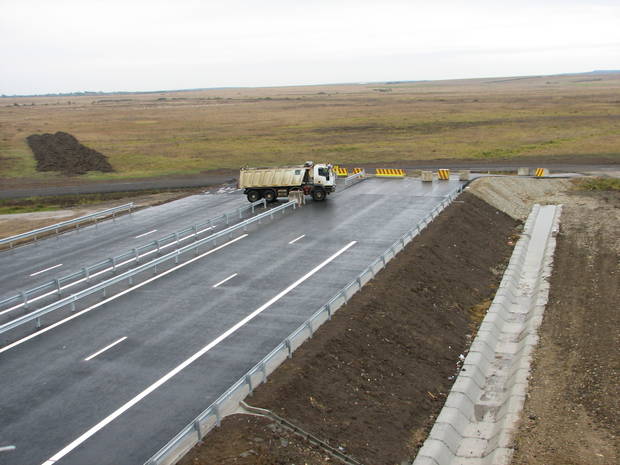 Imagini inedite: Autostrada care se opreşte în câmp