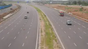 Autostradă cu 5 benzi pe sens într-o țară unde oamenii n-au ce mânca