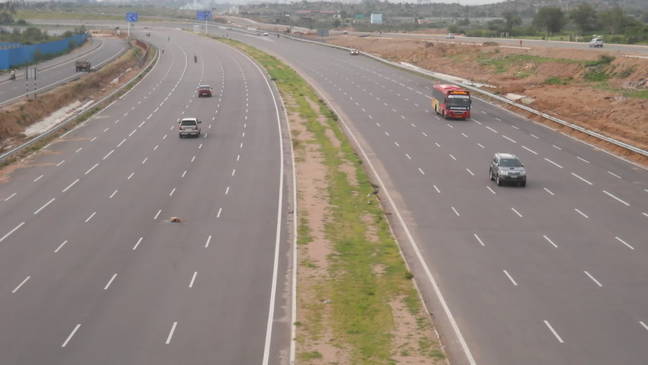 Autostradă cu 5 benzi pe sens într-o țară unde oamenii n-au ce mânca