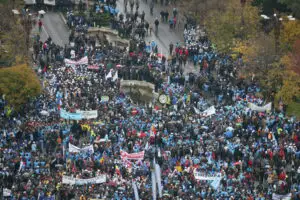 Sindicatele ies în stradă la jumătatea lui octombrie