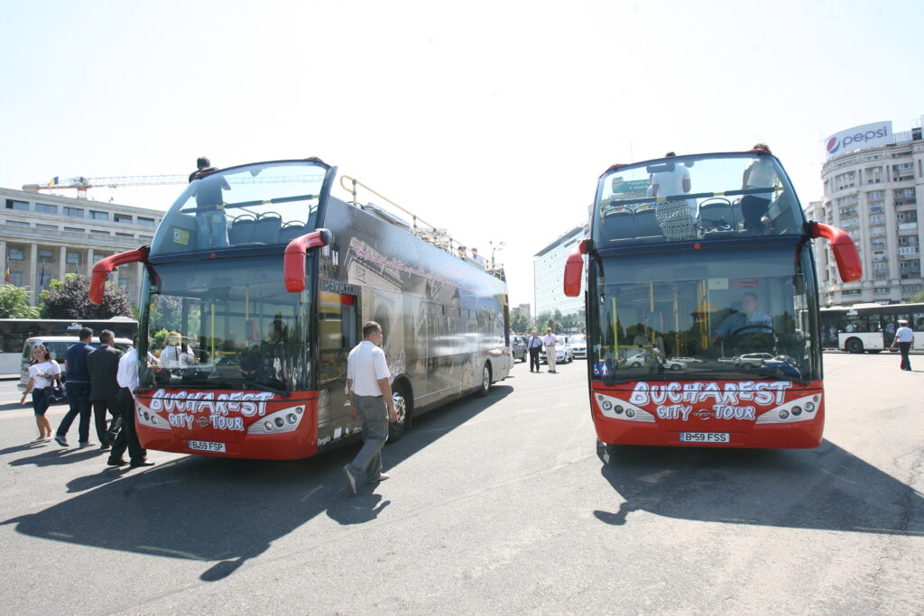 Vezi cum arată autobuzele supraetajate inaugurate de Elena Udrea în Bucureşti