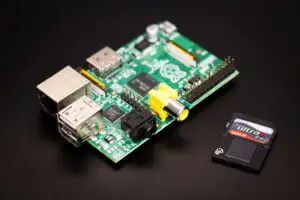 Peste 100 de programatori vor participa la hackathon-ul microcomputerelor