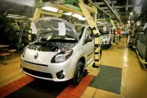 Renault disponibilizează temporar peste 10% din angajații sloveni de la Revoz