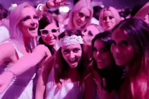 Cine cumpără cele mai multe bilete la spectacole în România