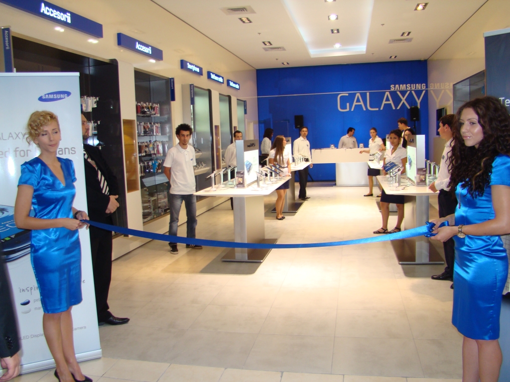 Posesorii de telefoane Samsung îşi pot actualiza versiunea de software în magazinul din Băneasa