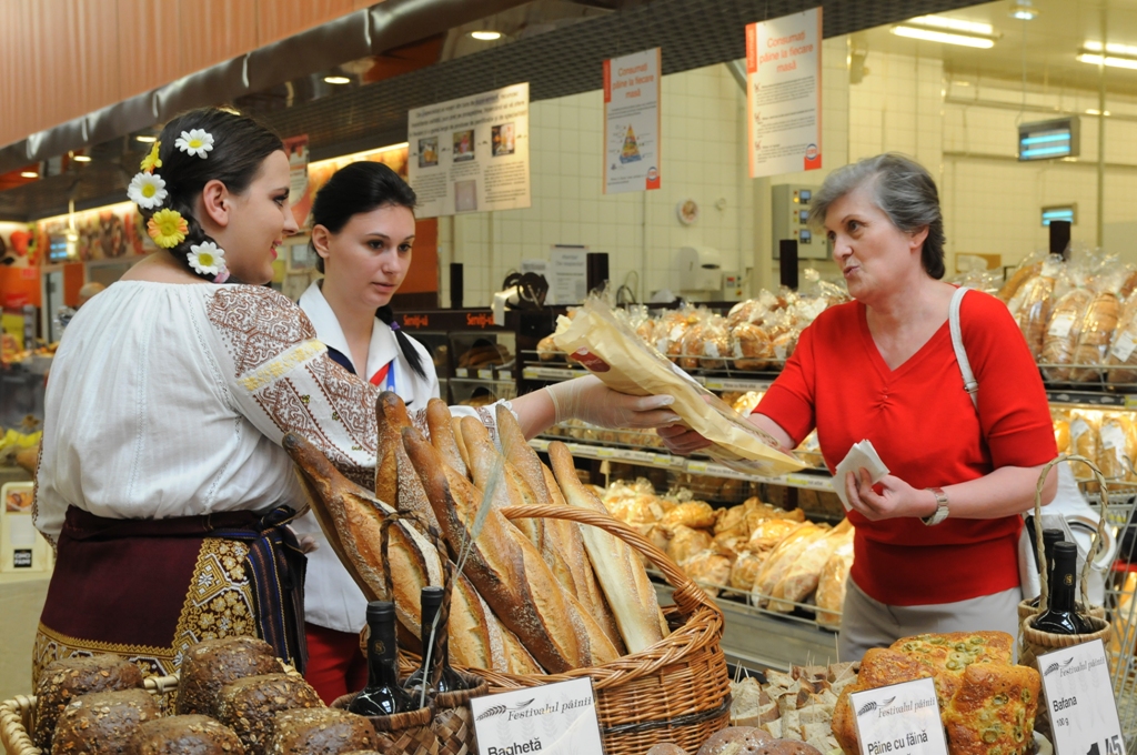 Cora vinde 23.000 de pâini pe zi