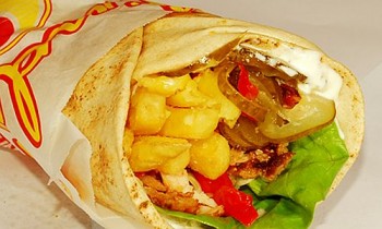 Pericolele produselor fast-food! Românii care mânăncă shaorma le ignoră cel mai des