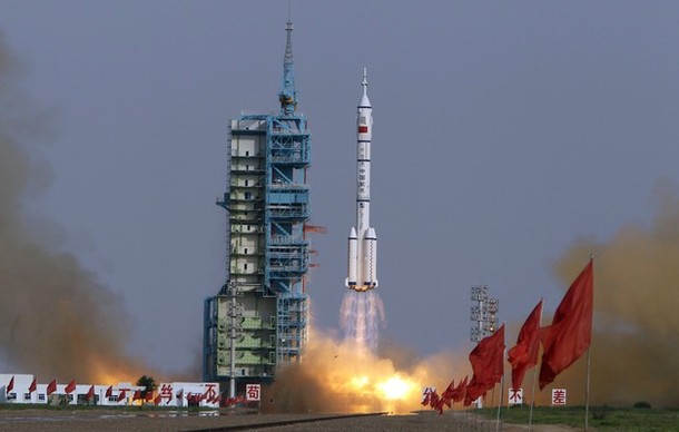 China vrea să ajungă pe Lună. Anul viitor trimite un echipaj uman în spaţiu