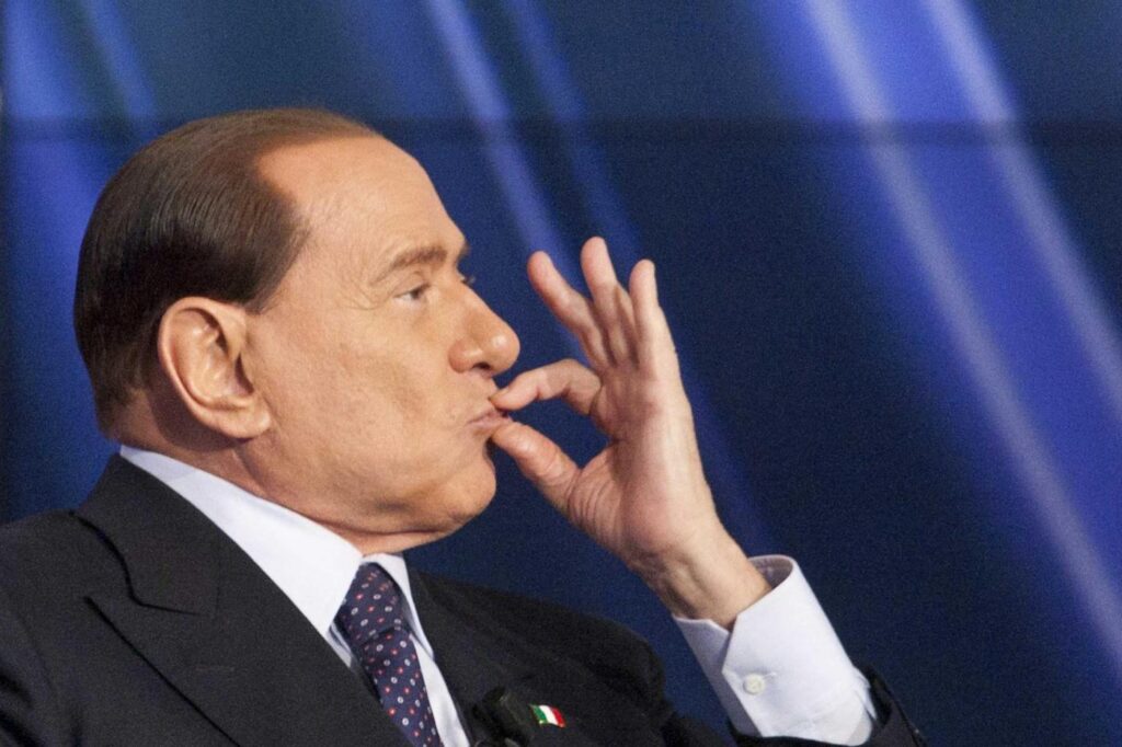 Presa italiană consideră comportamentul lui Silvio Berlusconi ”nebunesc”