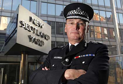 Demisia şefului Scotland Yard îl pune în dificultate pe premierul britanic