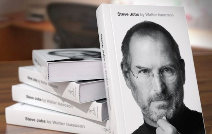 Biografia lui Steve Jobs se vinde ca pâinea caldă