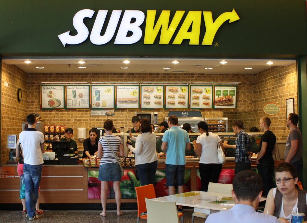 Așa e în fast-food: Burger King pleacă, Subway deschide restaurante pe bandă rulantă
