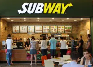 Așa e în fast-food: Burger King pleacă, Subway deschide restaurante pe bandă rulantă