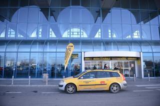 Comenzi taxi prin terminale touch-screen la aeroportul Otopeni